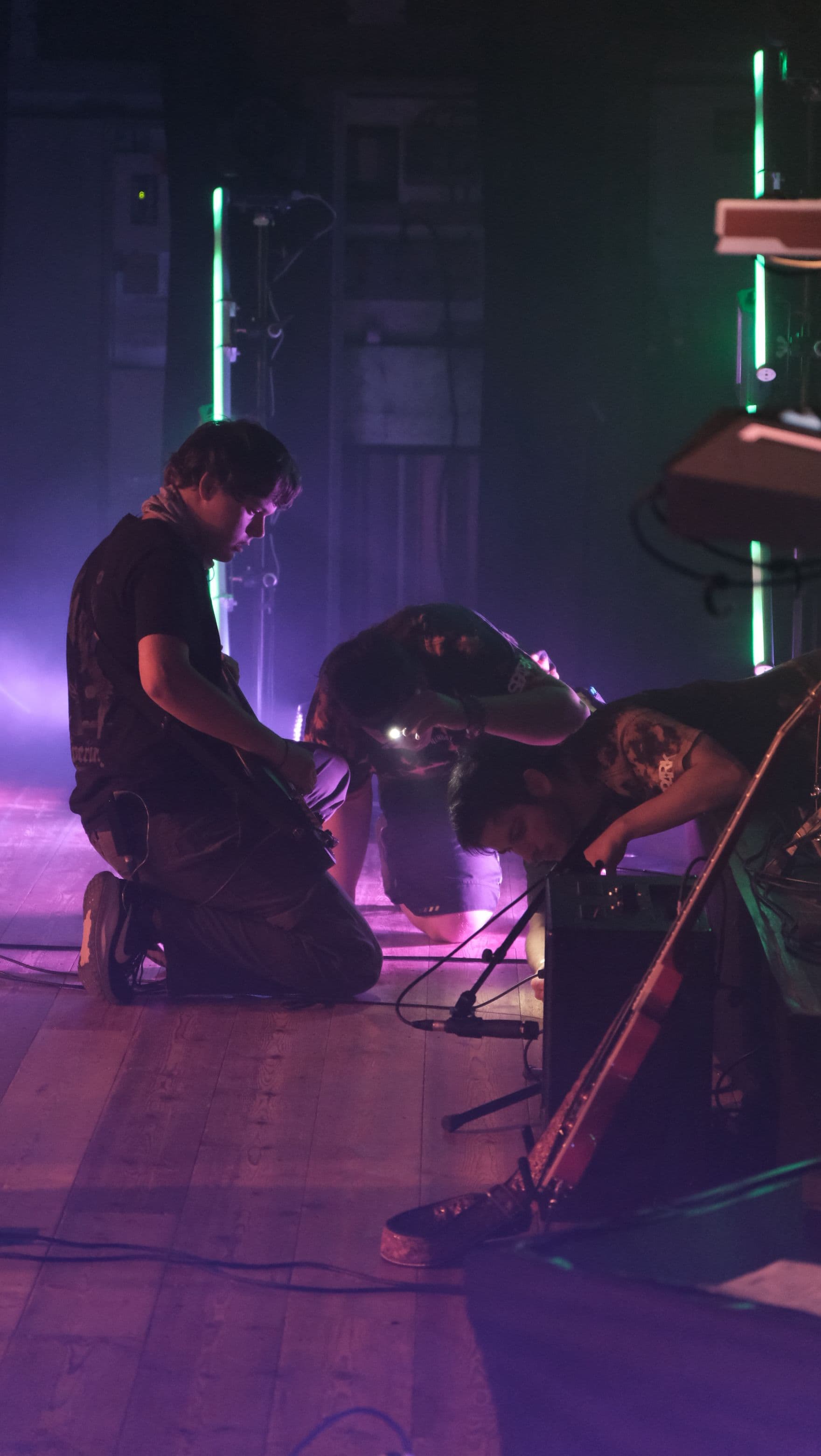Ole, Alvaro und Jannik bei der Fehlersuche