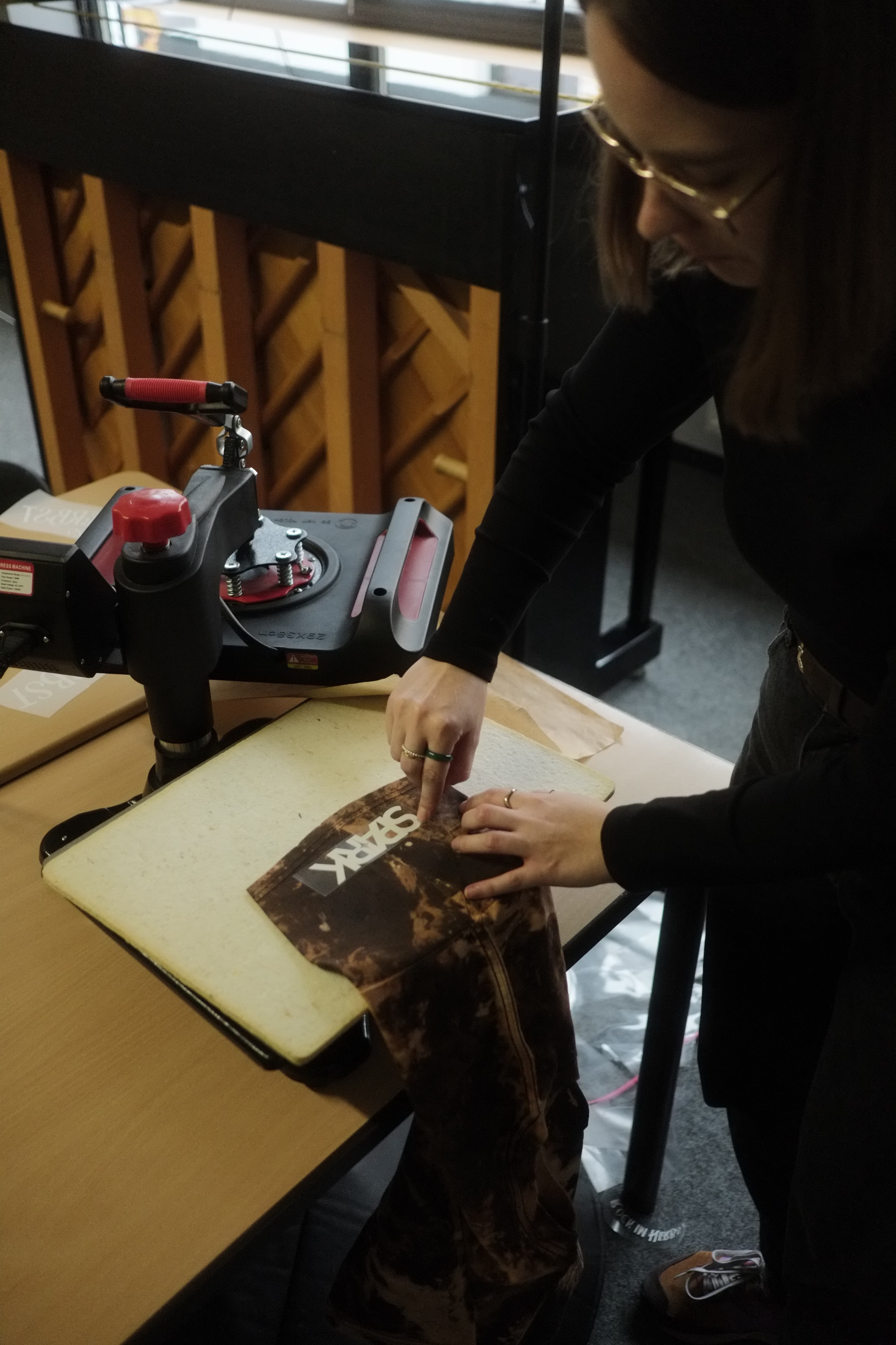 Corinna bedruckt die Crew-Shirts mit unserem Logo